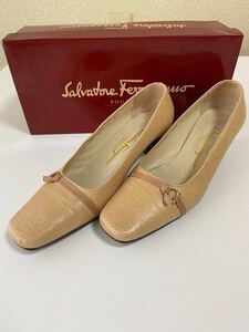 【美品】サルヴァトーレフェラガモ Salvatore Ferragamo パンプス スクエアローヒール 本革シボ　ガンチーニ ベージュ 6D 裏張り済み　箱