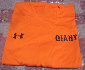 ● GIANTSロゴ入りTシャツ()。