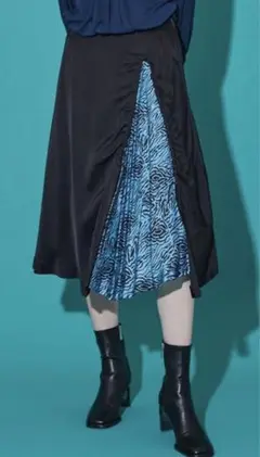 TOGA PULLA（トーガプルラ）アセテートサテンスカート