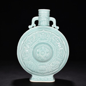 大清乾隆年製款 粉青釉 彫刻 八宝紋扁瓶 唐物 陶磁器 中国美術 工芸品 HB845