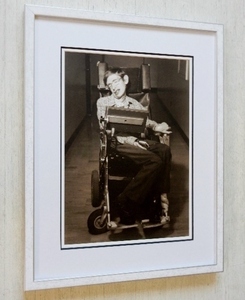 Stephen Hawking/1992/アートピクチャー額装/ホーキング博士と車椅子/スティーブン・ホーキング/gumboart