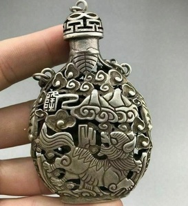 中国のアンティークチベットシルバースヌフボトル手彫りドラゴン中国パターン