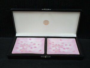 BB28◆横浜古物◆　角皿２枚　桜柄　菊御紋の箱入り　検索：ボンボニエール
