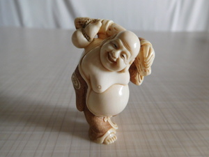 根付　Netsuke　提げ物　貴重な天然素材マンモス　微細彫刻　満面笑みの布袋様　在銘