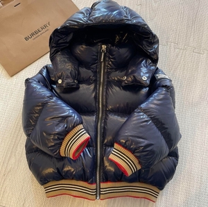 新品未使用 Burberry London バーバリー　ロンドン 最高級ダウンジャケット キッズ　ダウン　ジャケット　サイズ 4Y104 110 120