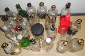 空ボトル 酒ボトル各種 ガラス瓶 キャップ付き ガラス製容器 蓋有り 焼酎・ウイスキー・洋酒・日本酒用容器 約170サイズ段ボール箱一杯分