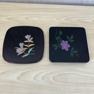 【K5267】 中古 花瓶敷? コースター? 2個セット 花柄 和柄 漆器 正方形 ブラック 24x24センチ 和風 皿 トレイ 菓子盆 茶器 工芸品 食器