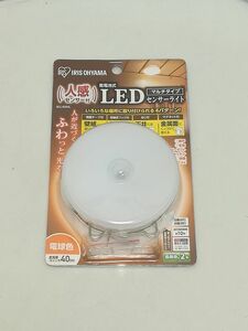 未使用★アイリスオーヤマ 乾電池式屋内センサーライト マルチタイプ 電球色相当 BSL40ML-W