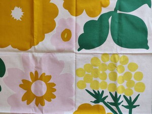 marimekko マリメッコ Kukkatori コットンファブリック はぎれ