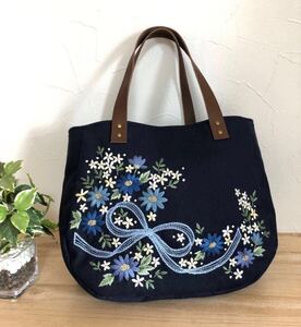 ハンドメイド☆手刺繍　マーガレット　ブーケ　ふんわりラウンドトートバッグ　濃紺