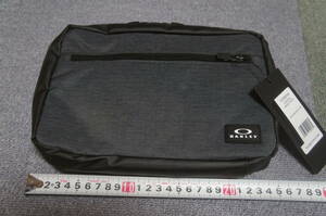 送込 新品 オークリー OAKLEY マルチバッグ ポーチ ESSENTIAL GADGET POUCH グレー