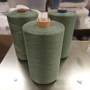 綿糸　単糸　コットン 　編み物などに　緑色　メタリックグリーン　約900g　ミシン糸　ハンドメイド　刺繍　縫製　手芸