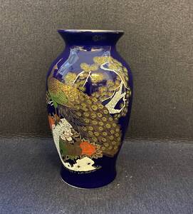 陶磁器 花瓶 藍地 色絵 蒔絵 明陶窯 「松石孔雀図」 金彩 有田焼 花生 瑠璃色 金縁 焼物 アンティーク 花器 花壺 茶道具 華道具　美品　