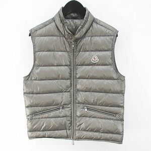 モンクレール MONCLER C10914336199 53029 GUI GILET ダウンベスト 1 灰系 グレー ジップアップ ロゴ 文字 刺繍 ワッペン 裏地 メンズ