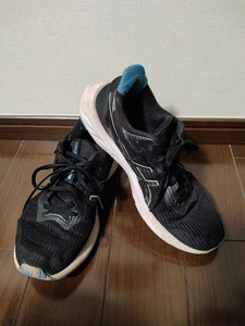 [アシックス] ランニングシューズ VERSABLAST 3 メンズ ブラック/ニュートラルピンク asics25.5cm 送料920円