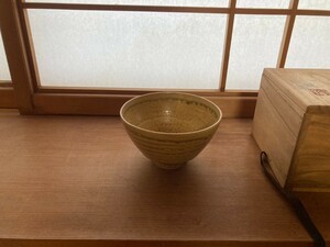 いらぼ茶碗　伊羅保茶碗　山田喆(やまだてつ) 造り　共箱　陶印あり