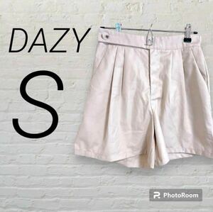 DAZY ショートパンツ オフホワイト ベージュ キレイめ 韓国 ハーフパンツ ツータック 2タック S ハーフパンツ