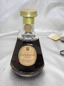 未開栓　クルボアジェ Courvoisier ナポレオン バカラボトル 700ml 　コニャック