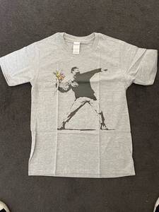 ★　サイズ　L　バンクシー BANKSY パレスチナ FLOWER 花束 ビッグ 　グレー　 Tシャツ　※新品 未使用