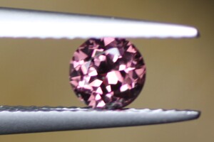 ＜ん～、良い原石を使ってますねえ・・・＞　アフガニスタン産・スピネル（希少カラー）　0.54ct　＆　0.68ct（二者択一方式です）