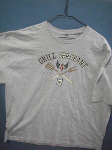 ⑥ USA古着 サイズ2XL 前プリント GRILL SERGEANT グレー色半袖Tシャツ タグ無