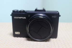 オリンパス OLYMPUS XZ-1　F1.8-2.5　28-112mm光学4倍ズーム　自動開閉レンズキャップ付　動作品