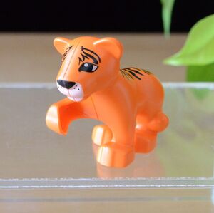 (0636)動物フィグ・片手を上げる仔トラ(レアパーツLEGOデュプロduplo)まとめてお安く!送料安い！