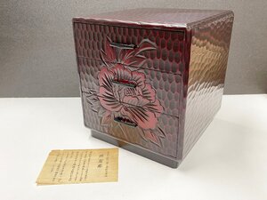 鎌倉彫 牡丹 小引き出し ３段 卓上小物入れ 小物収納 三ツ引大 伝統工芸品 和家具 和風 漆塗 堆朱 木彫 未使用保管品 アンティーク レトロ