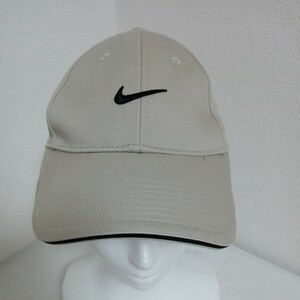 1392【中古】NIKE GOLF　ナイキゴルフ　ゴルフウェア　キャップ　調節機能付　帽子　前後にナイキのマーク刺繍入　メンズ　サイズ　フリー