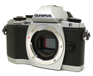 【中古】OLYMPUS 一眼レフ OM-D E-M10 ボディ シルバー 本体のみ 本体いたみ [管理:1050025041]