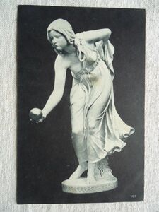 【造形の絵葉書1枚】 タイトル記載なし2 /ボール競技の娘 Die Kugelspielerin /日本製 /Walter Schott 石像 塑像 彫像 ハガキ 50-7