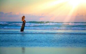 波 ビーチ 太陽の日差しと波打ち際の少女 海 絵画風 壁紙ポスター 特大ワイド版 921×576mm（はがせるシール式） 001W1