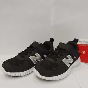 ☆★☆ニューバランス　　PV57FLK　18.0cm　新品未使用　newbalance　女の子 男の子　スニーカー　★☆★