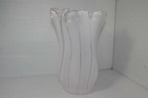 レトロ　ガラス　花瓶 白 薄いピンク　懐かしいデザイン