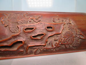 ☆煎茶道具 時代 竹製 岩肌に菊花文彫刻の茶合 76g 木箱付