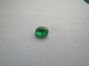 プラチナのリングから外した 1.8 ct の 天然エメラルドルース