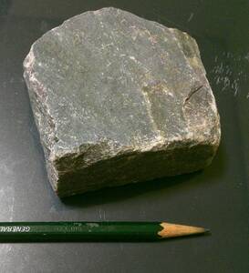 紅簾片岩　piemontite schist　愛媛県産　岩石　岩石標本　コレクション処分品　重さ５４４ｇ