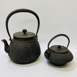 NA9317 鉄瓶 2個まとめ 急須 鉄製 茶器 茶道具 煎茶道具 湯沸 骨董品 古美術 古道具 伝統工芸 工芸品 年代物 レトロ 検E