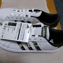 新品　adidas　スニーカー　白×モカ　24,5㎝