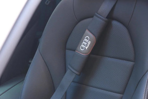 Audi　アウディロゴ　黒皮シートベルトパッド
