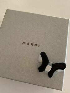 マルニ　ちょうちょ　ブローチ　黒　白　モノトーン　蝶　MARNI アクセサリー