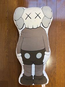 希少 正規品 Original Fake KAWS クッション ブラウン メディコムトイ BE@RBRICK MEDICOM TOY オリジナルフェイク ベアブリック ぬいぐるみ