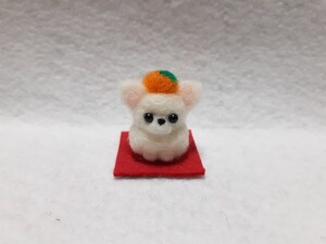 羊毛フェルト ハンドメイド ミニチュア オブジェ 飾り お正月飾り　チワワ ホワイトちゃん鏡餅