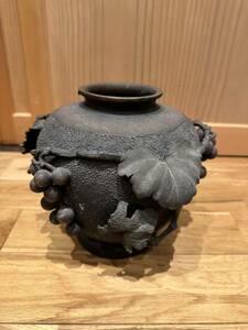 鋳銅 花瓶 ブロンズ 葡萄高彫花瓶　希少 良品　高さ:21cm　重さ:3Kg　古銅　古玩　古道具　華道　華道具　花器 茶室　日本製