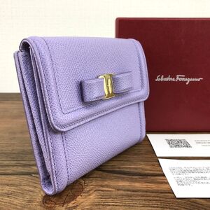 送料込み！ 美品 Salvatore Ferragamo コンパクトウォレット ヴァラ パープル 箱付き 302