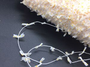 オレンジドット入り 羽ヒラヒラモール ３０g【検索】ファンシーヤーン ハンドメイド 手芸糸 引き揃え 織糸 編み糸 手織り 手編み さをり織