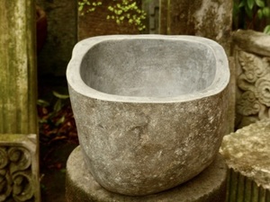 自然石の中をくり抜いた石鉢w36cm つくばい　蹲　坪庭　茶庭　庭石　0403