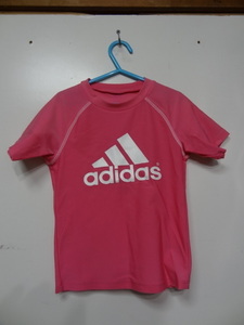 全国送料無料 アディダス adidas 子供服キッズ女の子 サーフィン プール 水遊び 日焼け対策 半袖 ピンク色 ラッシュガード 120