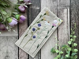handmade野花の手刺繍　メガネケース(内布グリーン系)ハンドメイド　コットンリネン　プレゼントに！花柄刺しゅう
