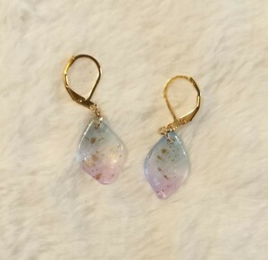 【No.2283】Chamiピアス/イヤリング ガラスチャーム 花びら ゴールドラメ ブルー×パープル